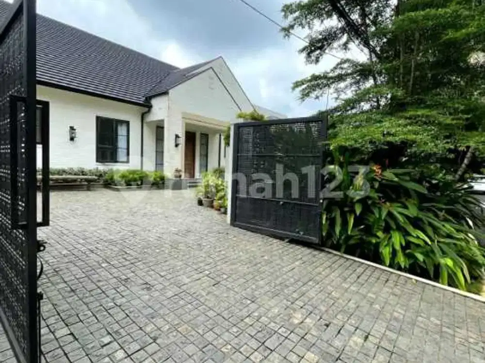 Rumah Mewah Lokasi Tenang dengan Kolam Renang Selong
