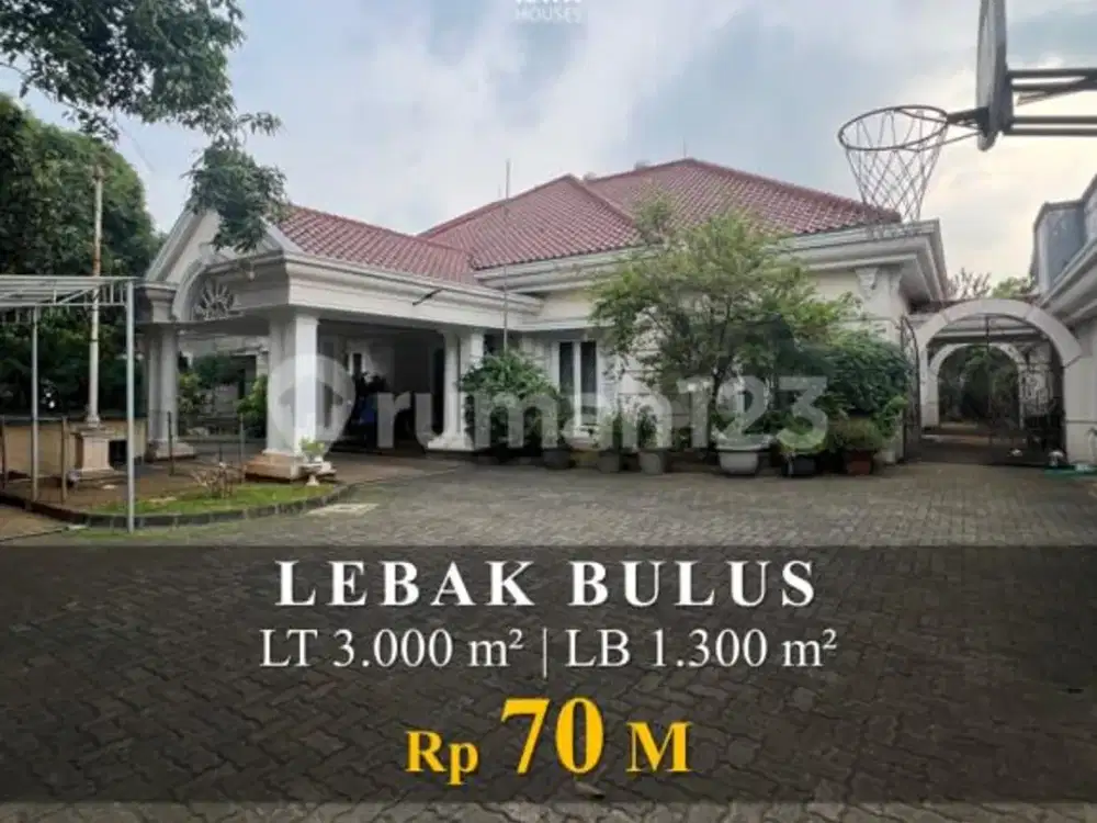 Di Jual Rumah Luas dengan Halaman Luas di Lebak Bulus