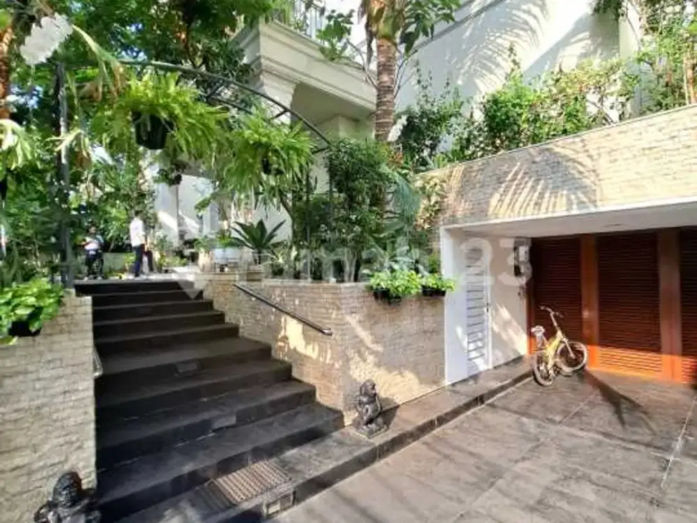Rumah Mewah Area Tenang dengan Kolam Renang Kebayoran Baru