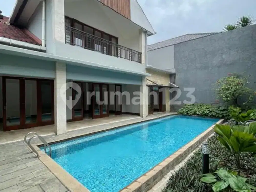 Rumah Area Premium dengan Kolam Renang Darmawangsa