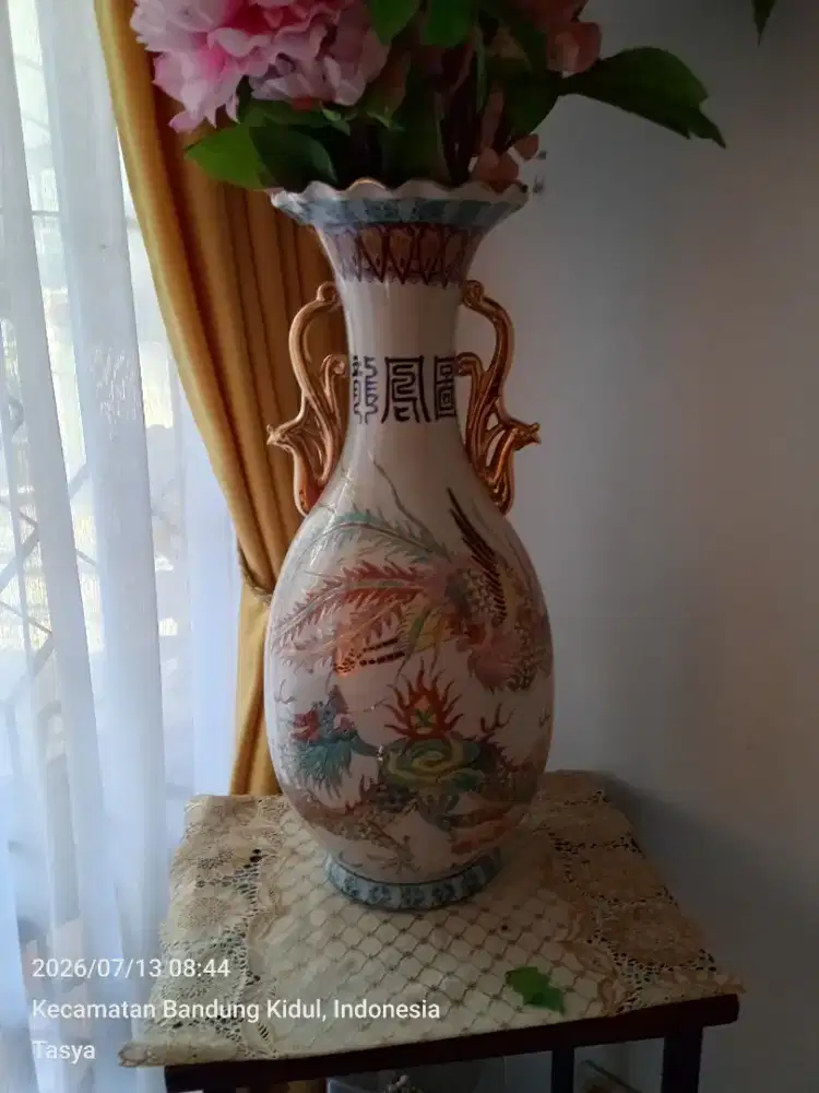 Guci atau vas bunga
