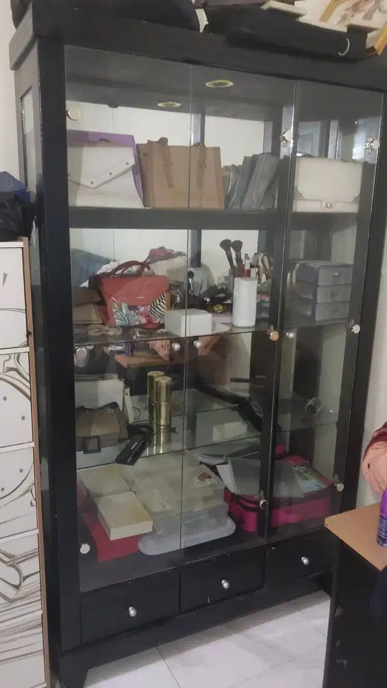 Lemari Pajangan / Lemari Display Kaca Minimalis Hitam Bekas Masih Bagu