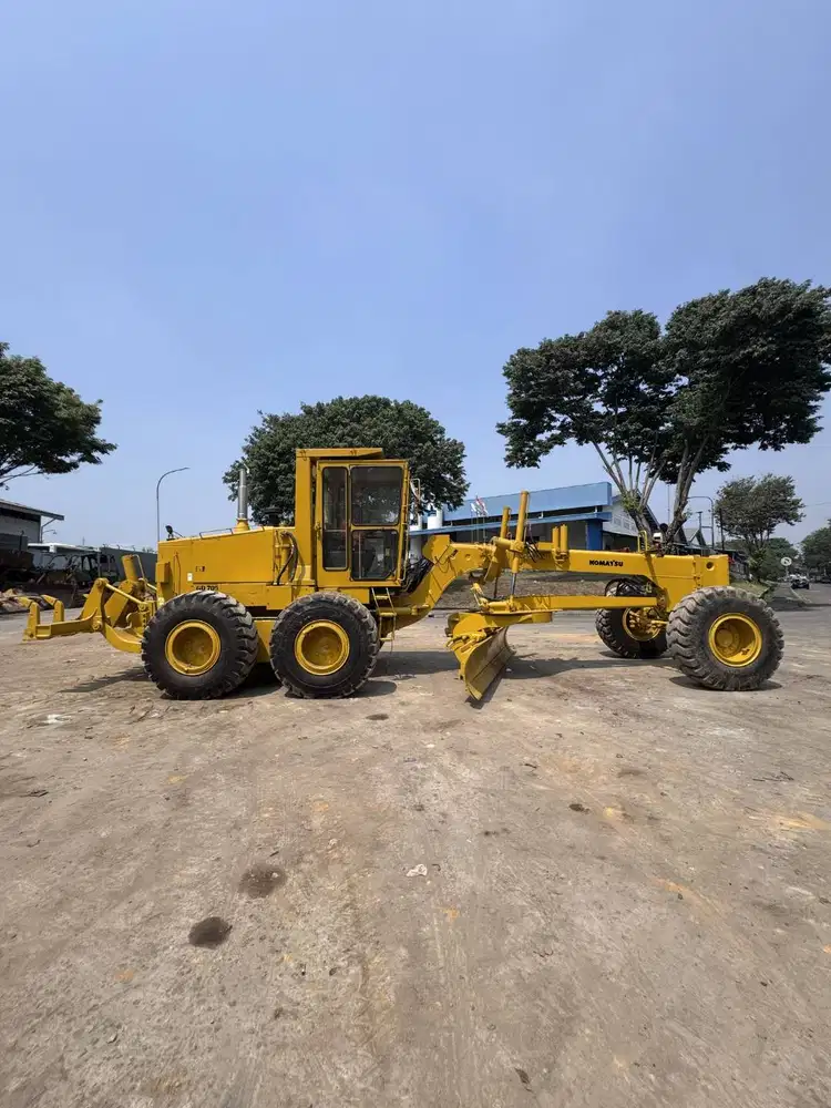 Grader Komatsu GD705-4 Tahun 2011