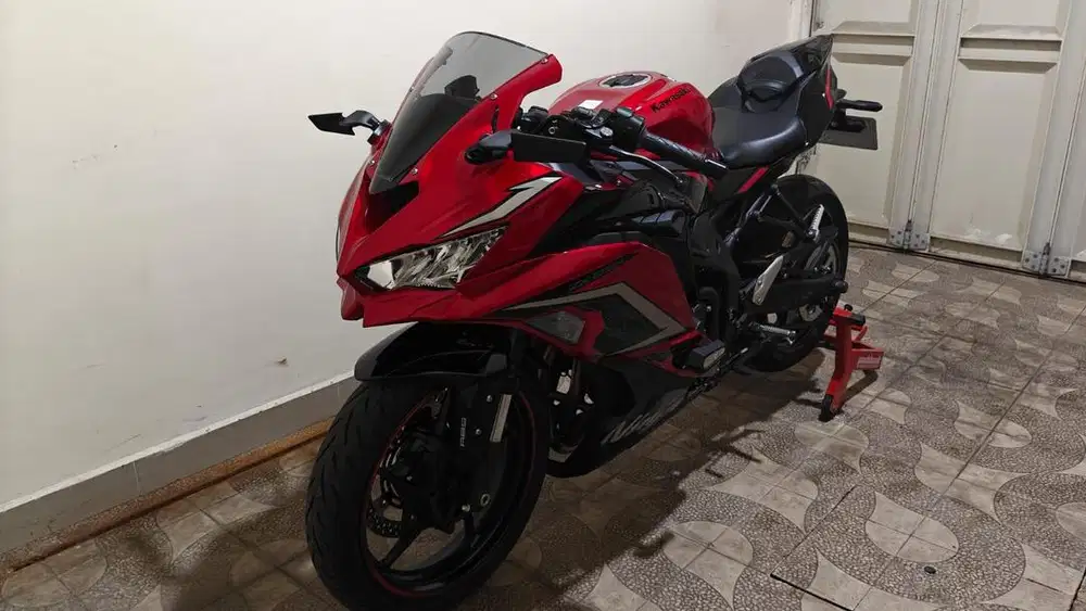 Ninja ZX-25R SE ABS 2023 Merah (Candy Persimmon Red)