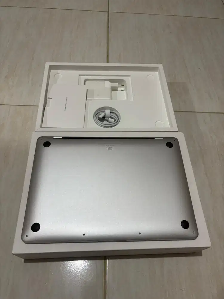 Macbook pro 2020 intel i5 512 ibox