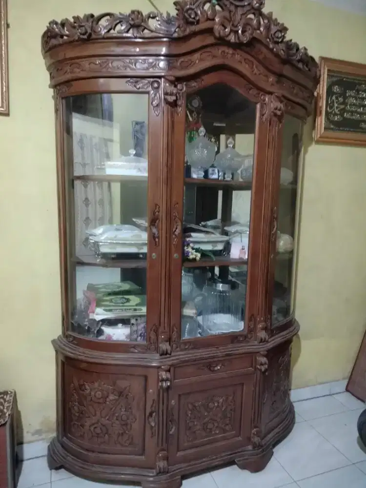 Lemari hias jati