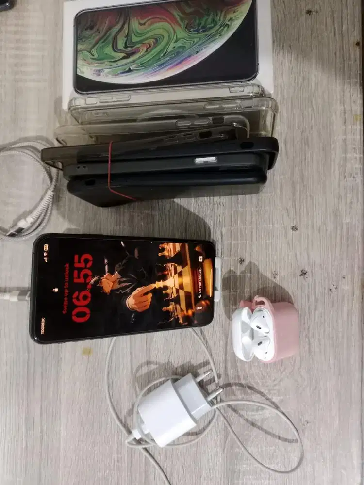 Apple iphone XS Max 64gb fullset second jual sepaket bonus banyak