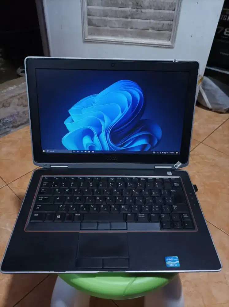Laptop del i3 ssd jual cepat