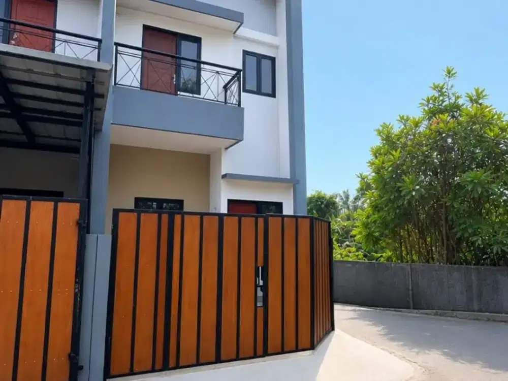 Rumah Strategis Cipayung Jakarta Timur | Balkon | Lingkungan Nyaman