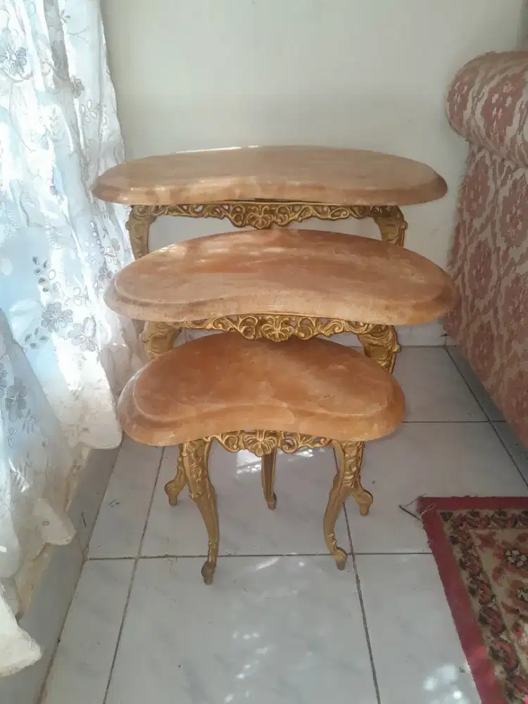 Meja marmer sudut