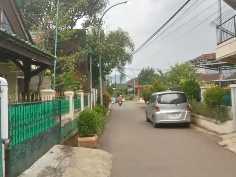 DIJUAL RUMAH STRATEGIS DEGAN LINGKUNGAN NYAMAN DAN AMAN DI UJUNGBERUNG BANDUNG JARANG ADA