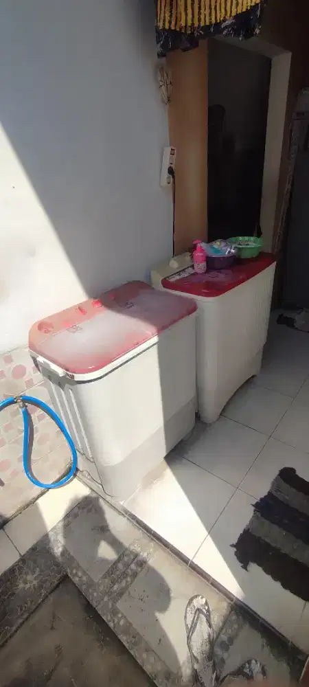 Dijual mesin cuci bekas 2 biji. Sharp dan Polytron