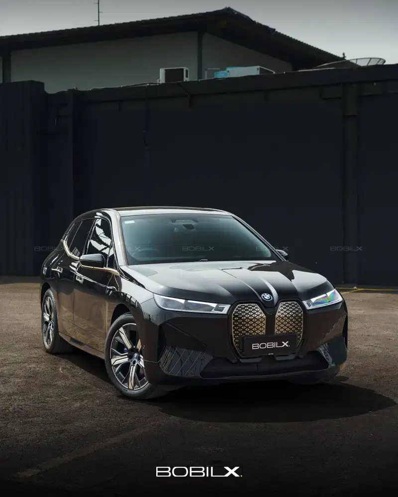 NIK 2024 BMW iX xDrive40 Black Sapphire Metallic