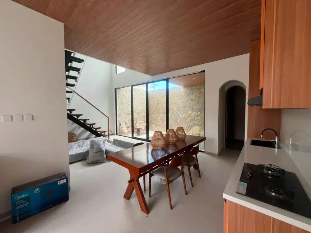 Dijual Villa  berlokasi di jalan utama  pantai Balangan yang strategis,dikelilingi juga dengan villa-villa mewah