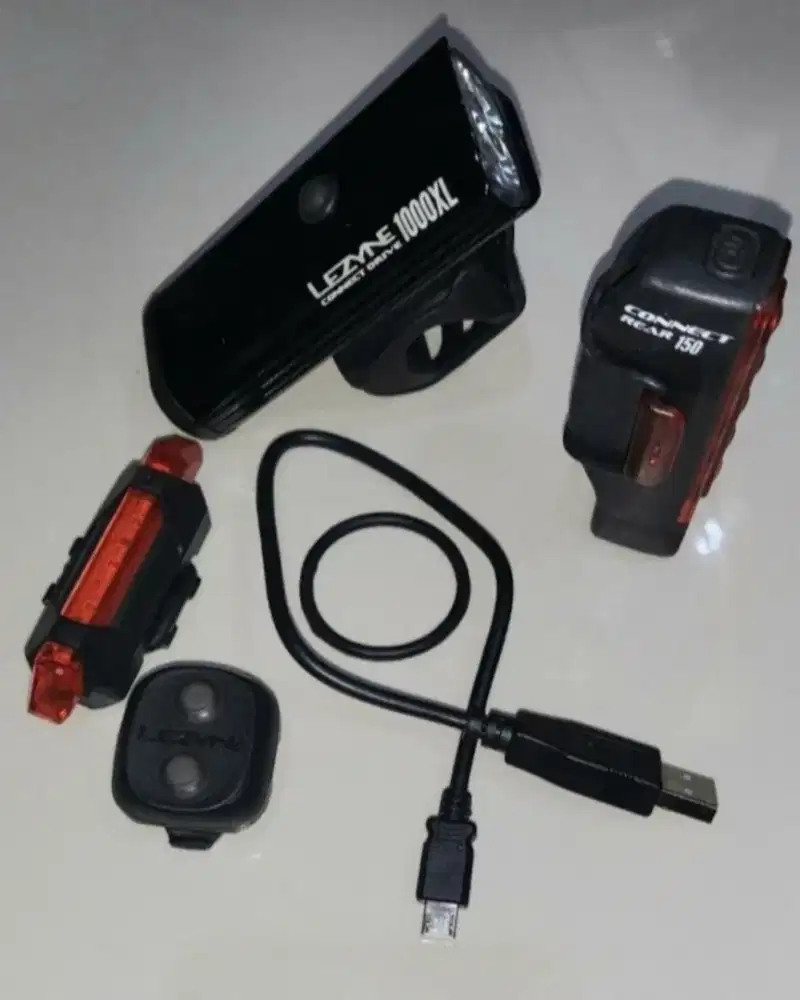 LAMPU LED FRONT REAR SEPEDA LEZYNE CONNECTDRIVE PRO1000XL STRIPCONNECT