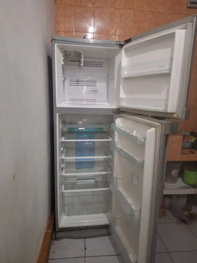 Kulkas 2 pintu thosiba