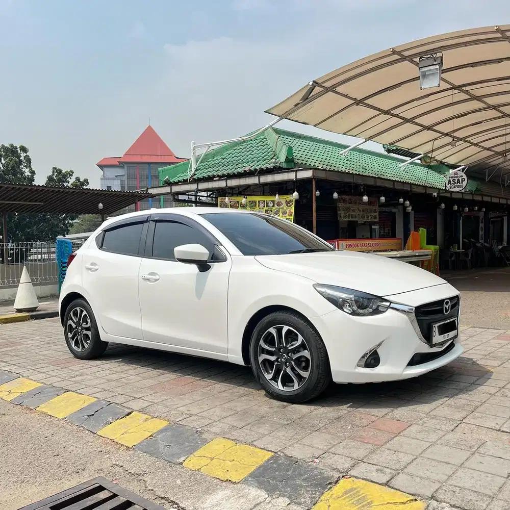 MAZDA 2 R SKYACTIV AT 2017 White on black