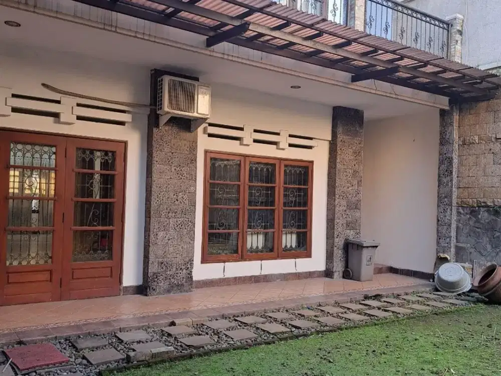 Rumah   MARGOREJO INDAH  Lokasi  paling depan dari gate masukin seberang Papaya Supermarket. Akses keluar masuk sangat nyaman. Rumah sudah tinggi beba