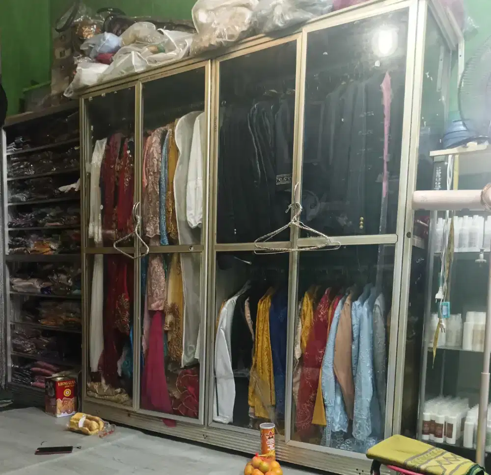 Lemari etalase kaca 4 pintu