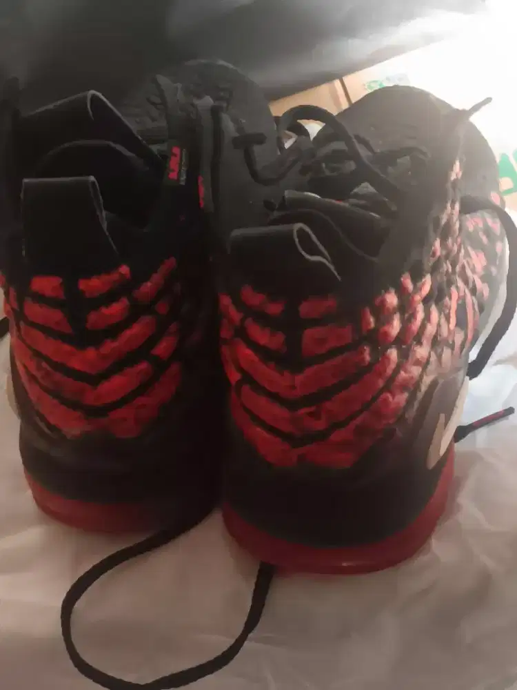 Nike LeBron 17 dengan colorway Bred (Black/University Red).