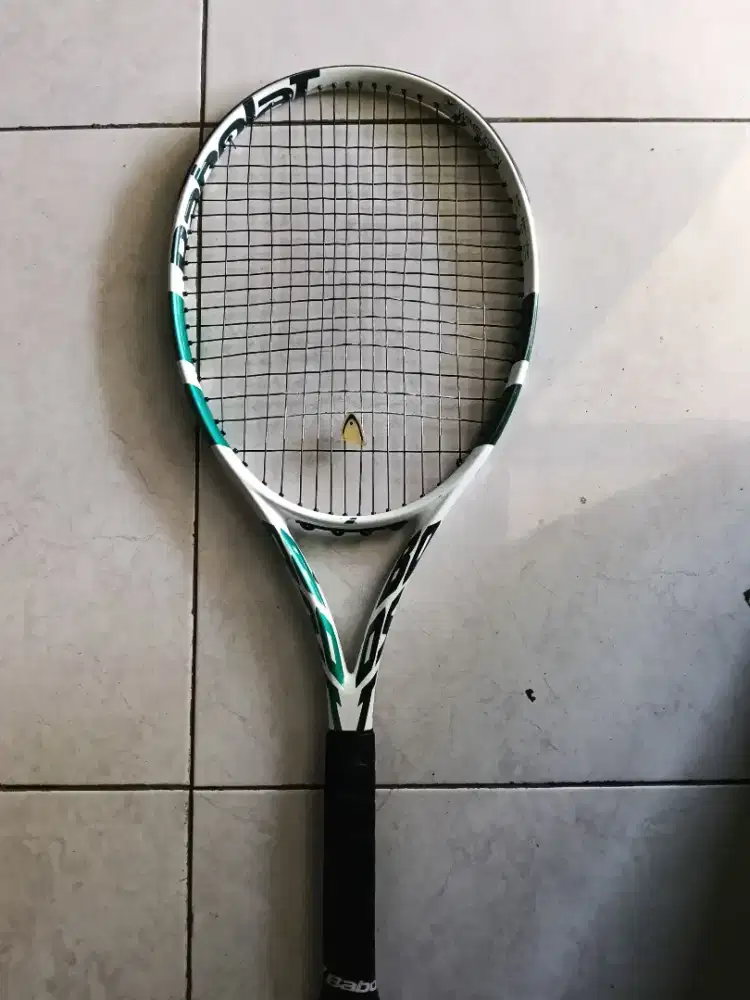 Raket tenis lapangan