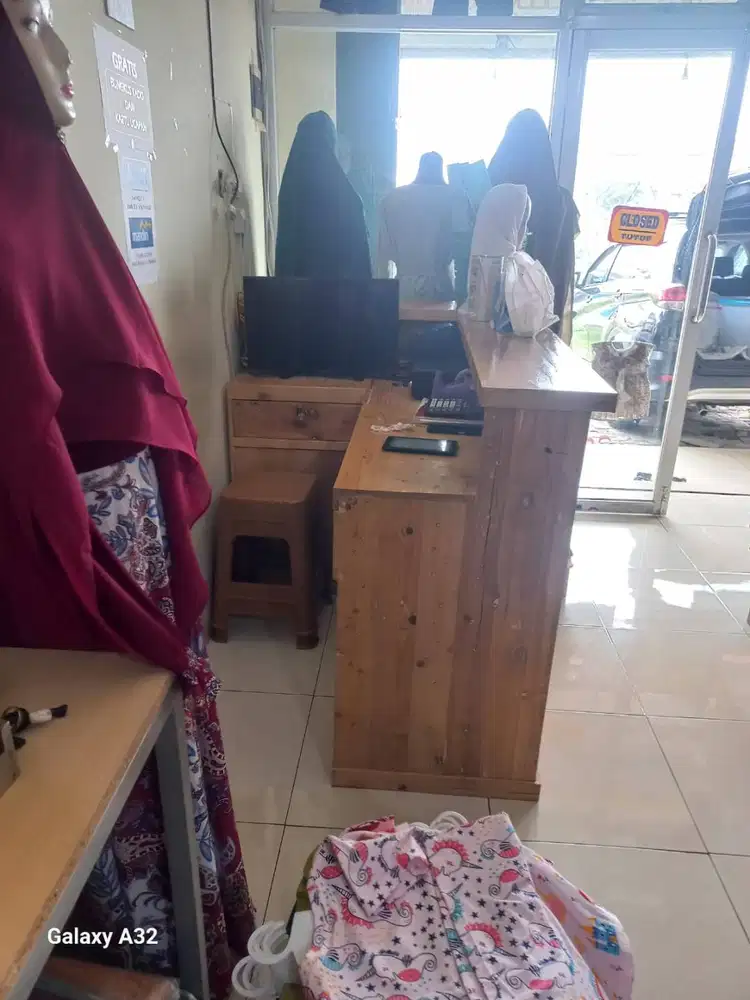 Meja Kasir Jati Belanda Kuat dan Kokoh