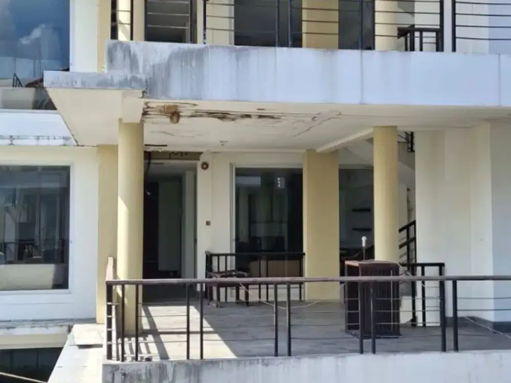 Disewakan ruang usaha ex hotel jalan utama Sunset Road Bali