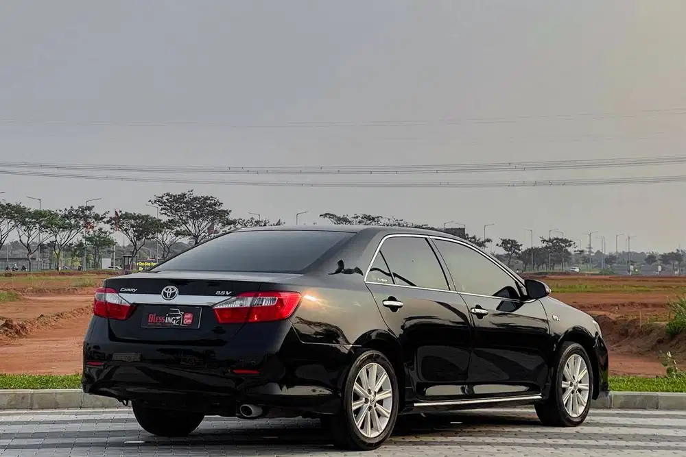 Toyota Camry 2.5 V matic AT 2013 hitam metalik km 52.XXX