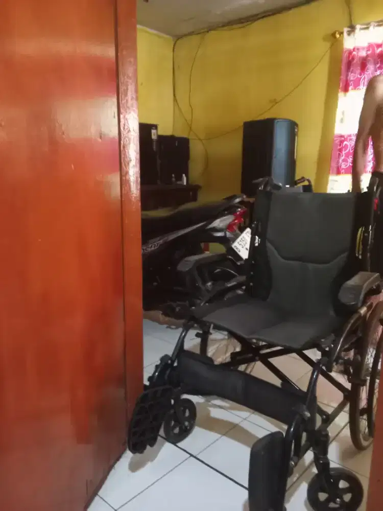 Jual kursi roda pemakaian setahun