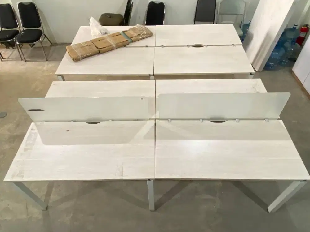 Meja Kantor Workstation Bekas Sekat Kaca – Rp1,5 Juta per Set