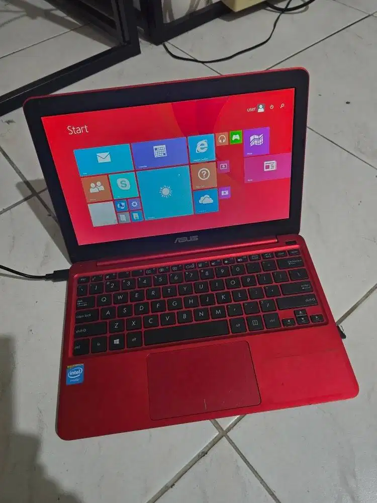 Laptop Netbook ASUS X205TA Slim RED - Intel Atom / 2GB RAM / 64GB eMMC