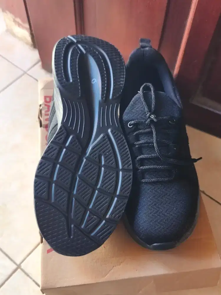 Sepatu warna Hitam