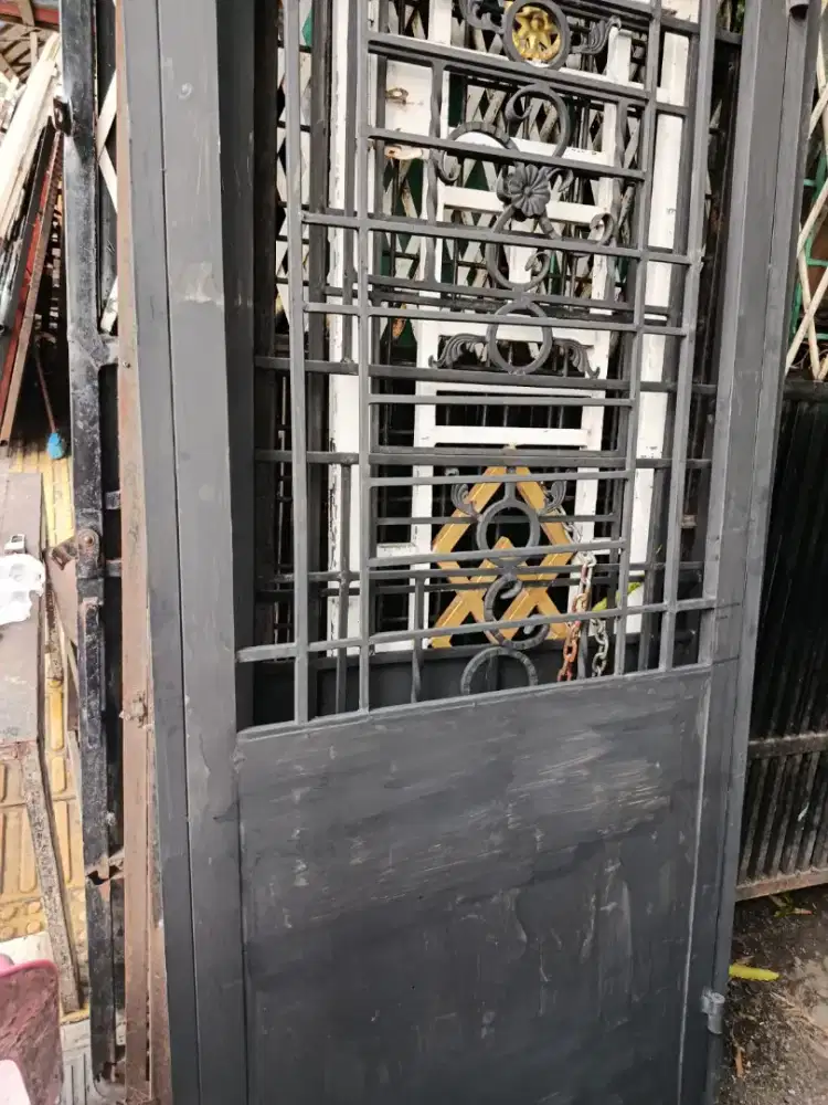 PINTU BESI DAN JERJAK BEKAS