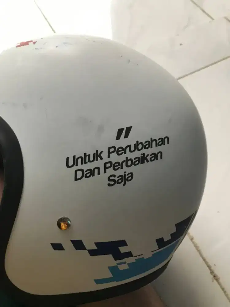 Helm Demokratis