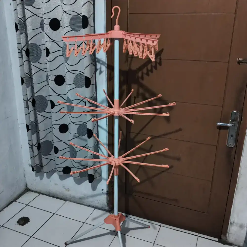 Gantungan baju bayi atau gantungan menara bayi0