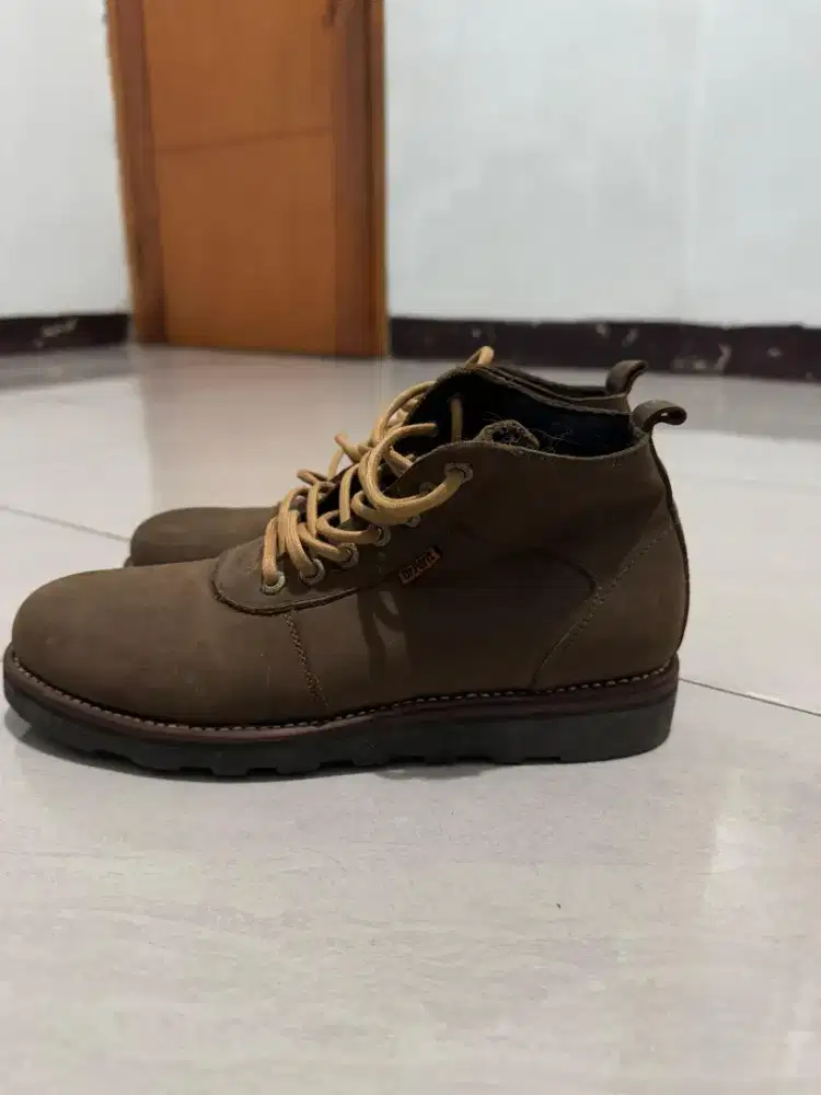 Sepatu kulit pria