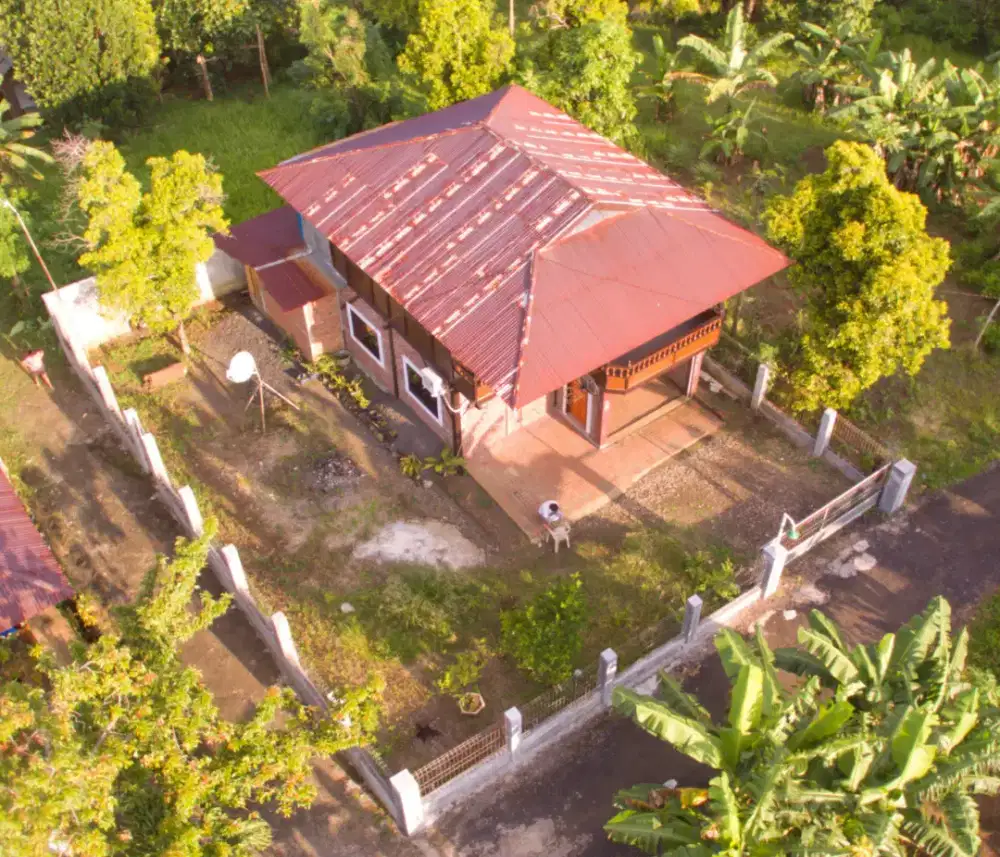 DIJUAL Rumah 2 lantai LT 300m². IDEAL UNTUK CAFE / KONTRAKAN