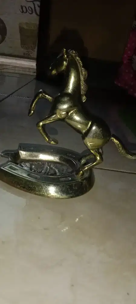 Asbak patung kuda