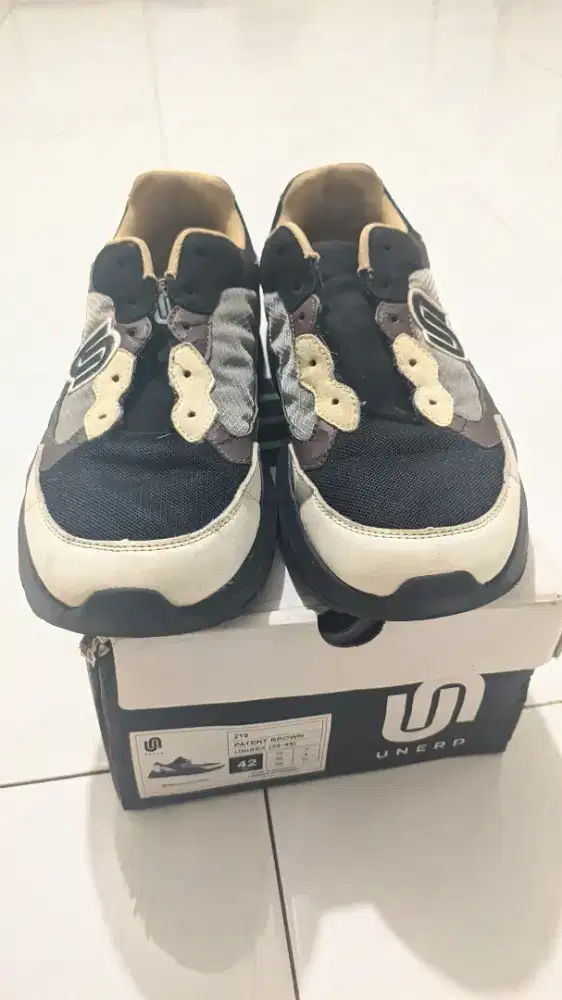 SEPATU UNERD 219 COLOR PATENT BROWN SIZE 42 SECOND GOOD CONDIITION
