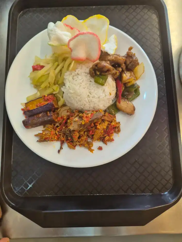 LOKER PREPARE KITCHEN / WAITERS