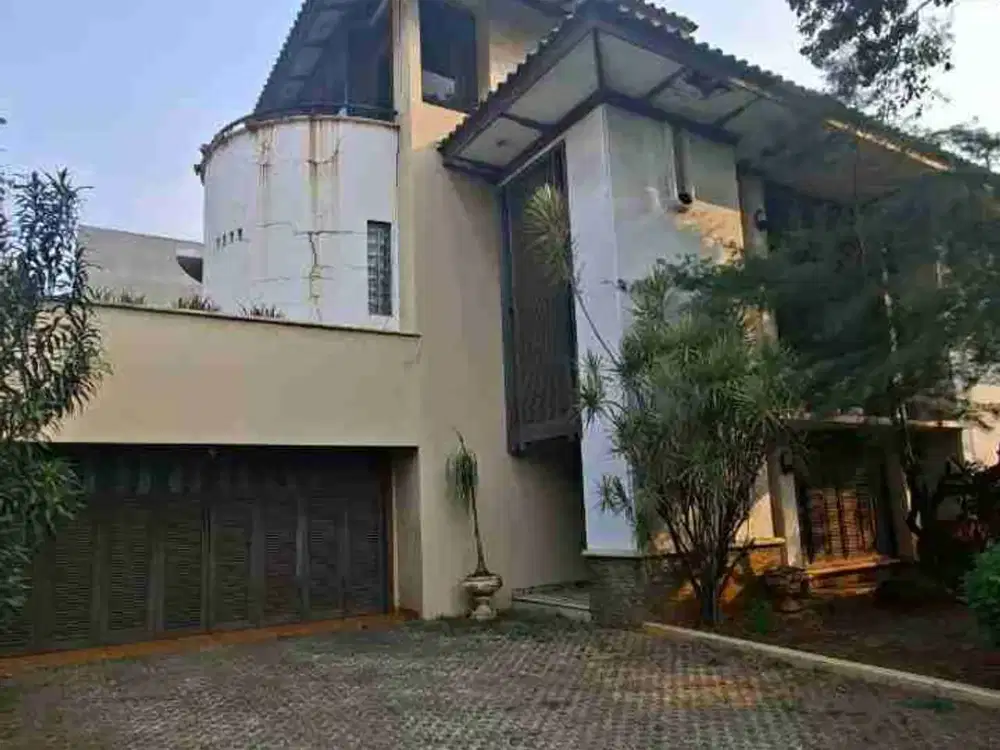 Rumah Mewah di Lokasi Premium Luas, Asri, dan Sangat Cocok untuk Hunian Keluarga Maupun Investasi