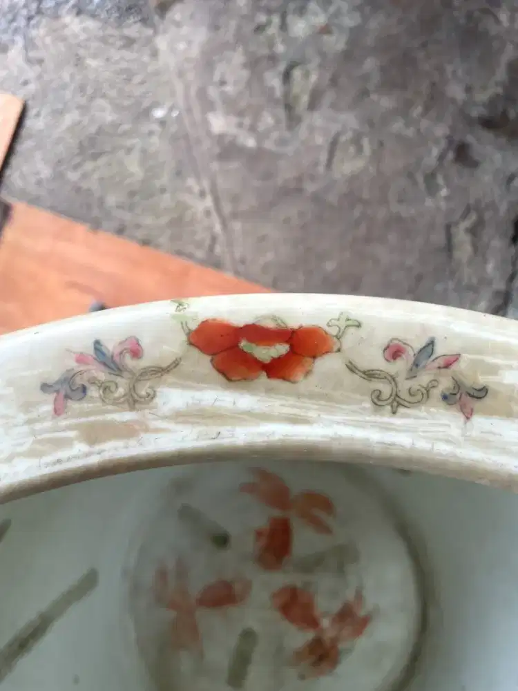 Guci Famille Rose Fencai atau Yangcai motif 8 tokoh Delapan Dewa