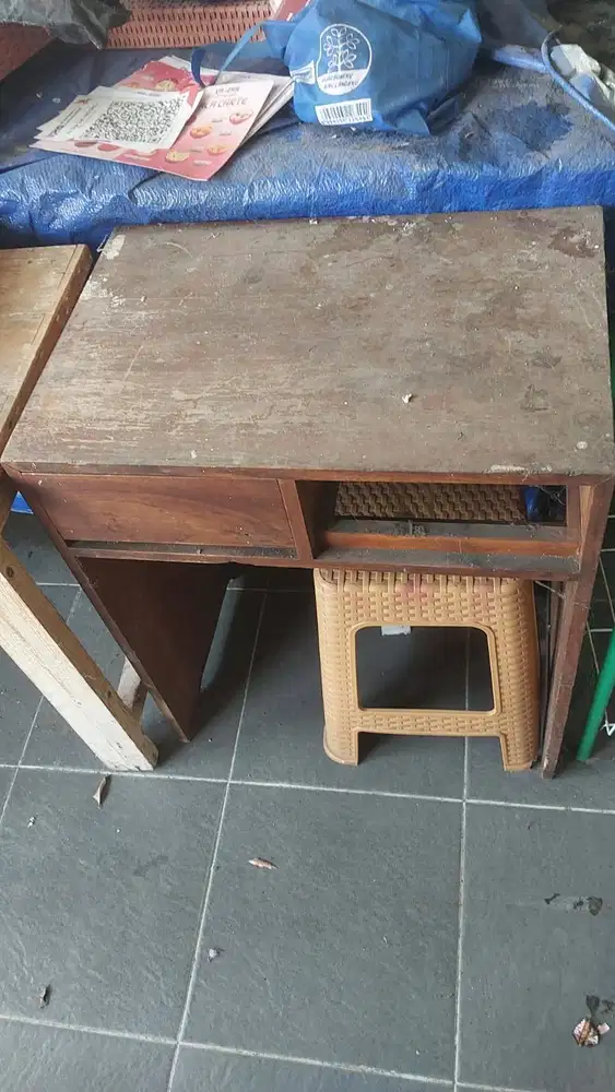 Meja Komputer / Meja Belajar Kayu Bekas dengan Laci