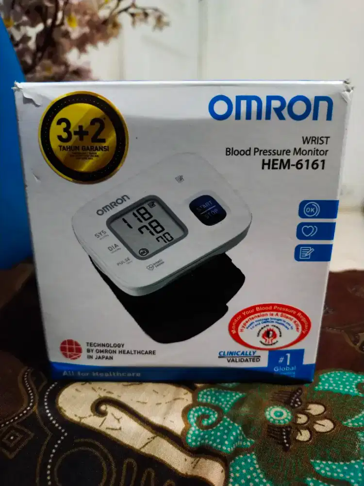 OMRON alat tensi di pergelangan tangan