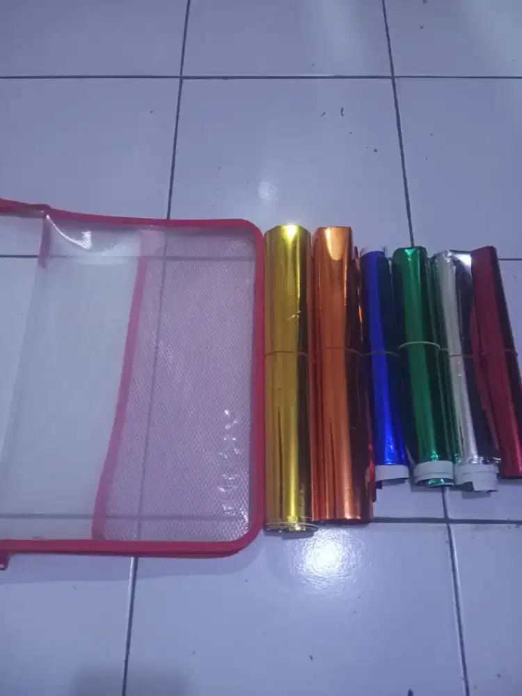 Sampul warna metalic dan map