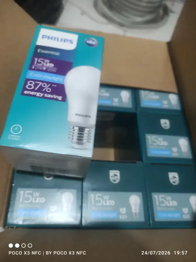 Lampu Philips LED essential15 watt