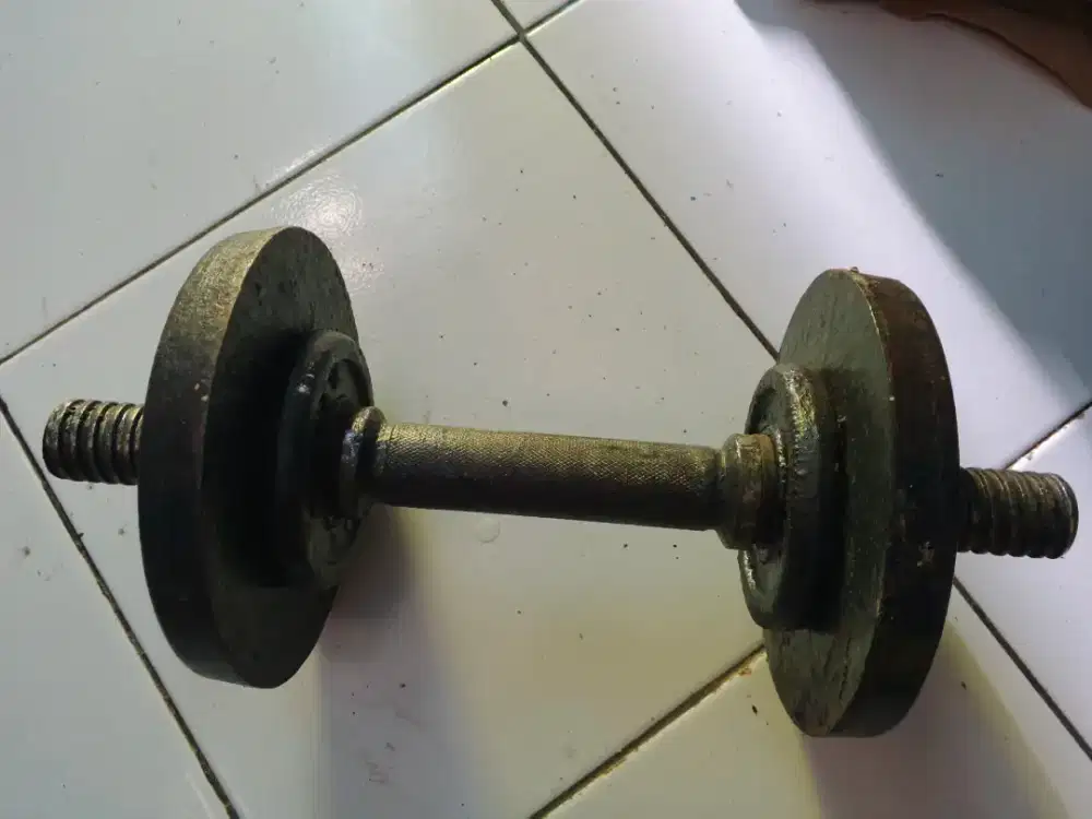 Misi mau jual dumble 6kg full besi msh bagus d jamin awet seumur hidup