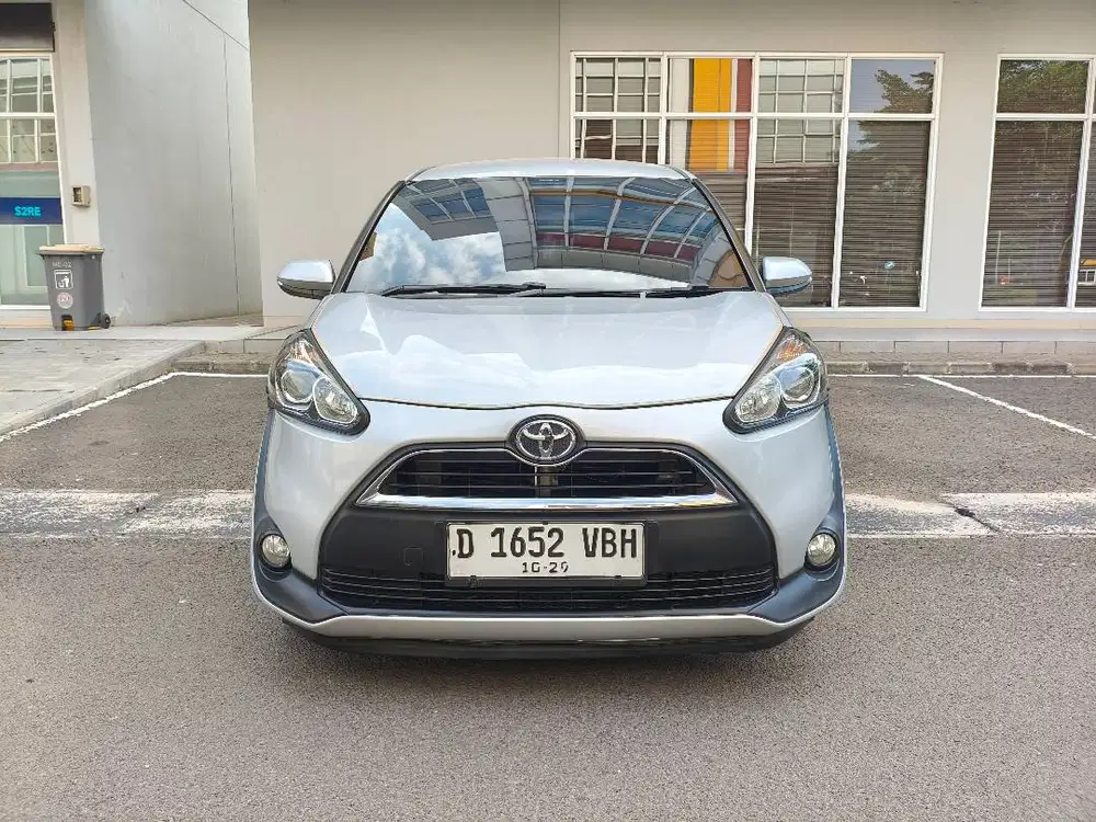 toyota sienta V matic 2016 silver