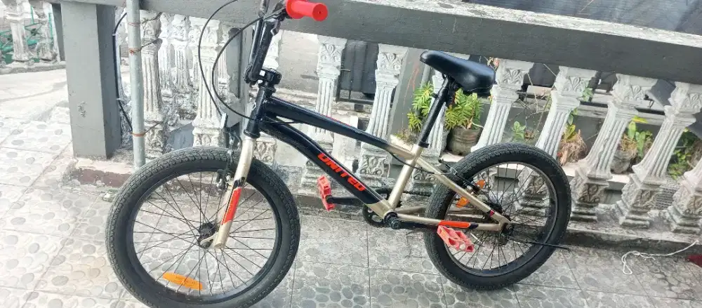 BMX UNITED FLOS