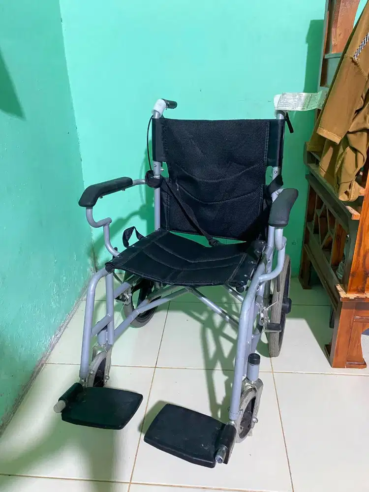 kursi roda baru keluar dari kotak belum sama sekali di pakai